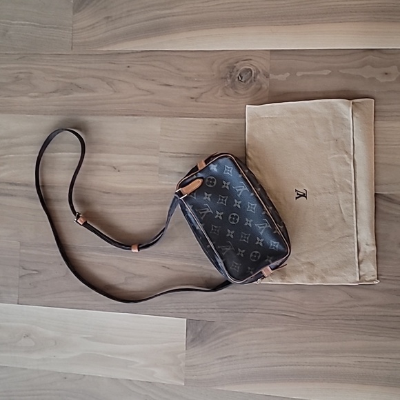 Louis Vuitton Handbags - Louis Vuitton vintage marley crossbody EUC